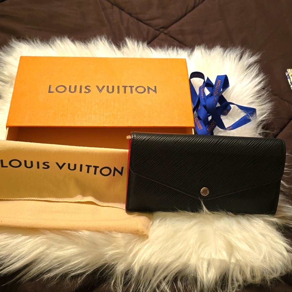 Louis Vuitton black epi leather pink interior Sarah wallet